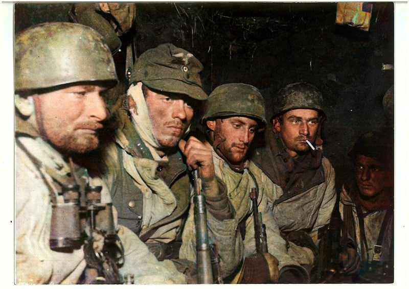 Weitermachen? Fördern: paypal.me/dieganzegeschi…
Im Frieden ist er ein harmloser Holzteller- und Spielzeugteilchenverkäufer in Gifhorn, der Heimatabende der Landsmannschaft Ostpreußen veranstaltet. Im Krieg hingegen erlebt er Dramatisches: Der Fallschirmjäger Erich Lepkowski (ganz