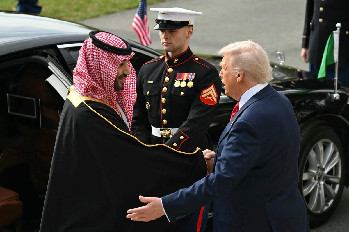 HRHMBNSALMAAN's tweet image. #PICTURES: US President Donald Trump welcomes Crown Prince Mohammed bin Salman at the White House.
#SaudiUSsummit
#MBSINUSA