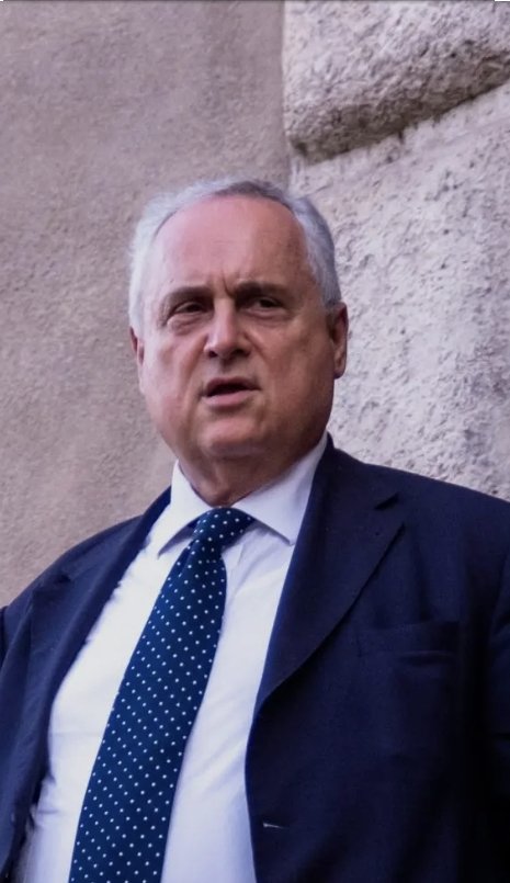 Ennesimo Lotito-show.
Il presidente della Lazio ha avuto un aspro battibecco col collega di FI Dario Damiani in commissione Bilancio del Senato. Le accuse di Lotito erano però rivolte al capogruppo Maurizio Gasparri, reo di non aver sostenuto abbastanza alcuni suoi emendamenti