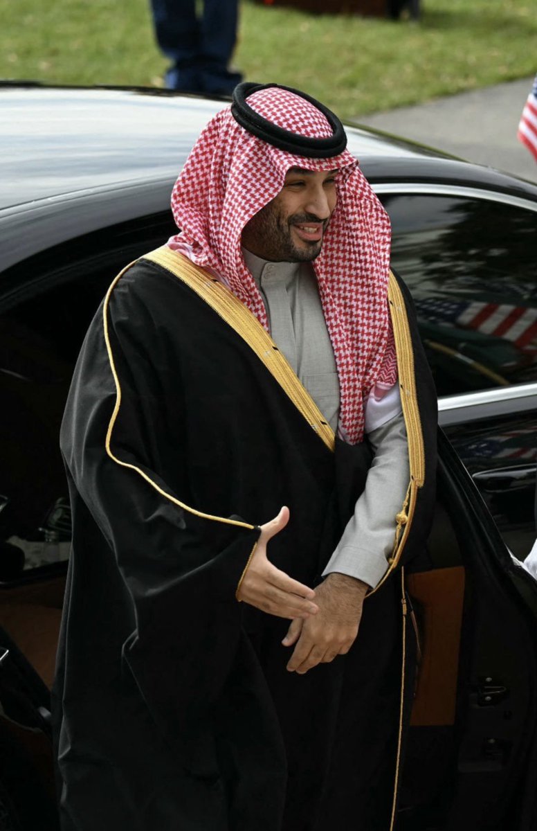 هذا زعيم العرب رمز العدل والصلاح
فخر العروبة وقايدها وناموسها

على شداده ملوك الأرض تبغى السماح
ماعاد تقدر تجيب الراي من روسها

يامر بنزع السلاح وينزعون السلاح
ويامر بضبط النفوس وتضبط نفوسها

#محمد_بن_سلمان_في_واشنطن