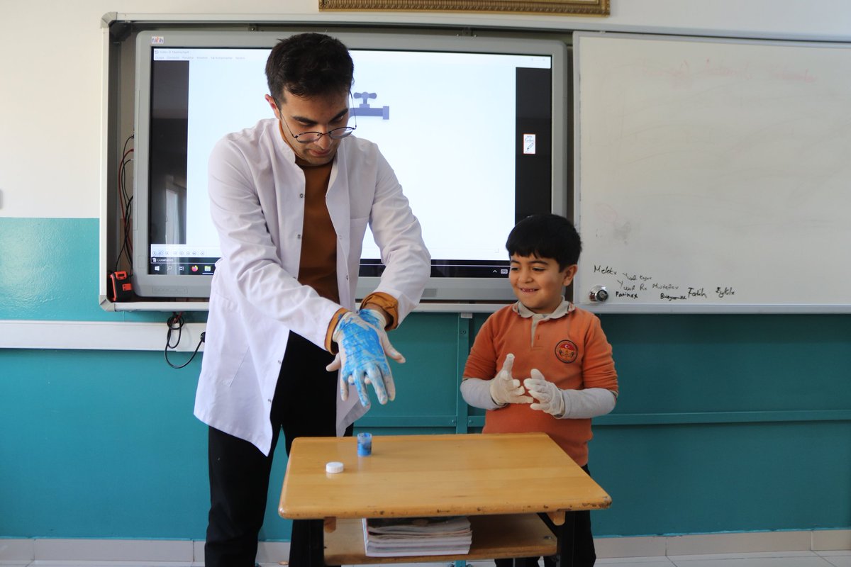 UzumluGM's tweet photo. Öğrenmek ve eğlenmek için güzel bir gün daha.
Erzincan Binali Yıldırım Üniversitesi Genç Yeryüzü Doktorları Kulübü ve Üzümlü Gençlik Spor ailesi olarak  Geyikli Şehit Polis Hakan Can İlkokulunda bugün nelermi yapıldı 😊 https://t.co/bUGBmytyS9