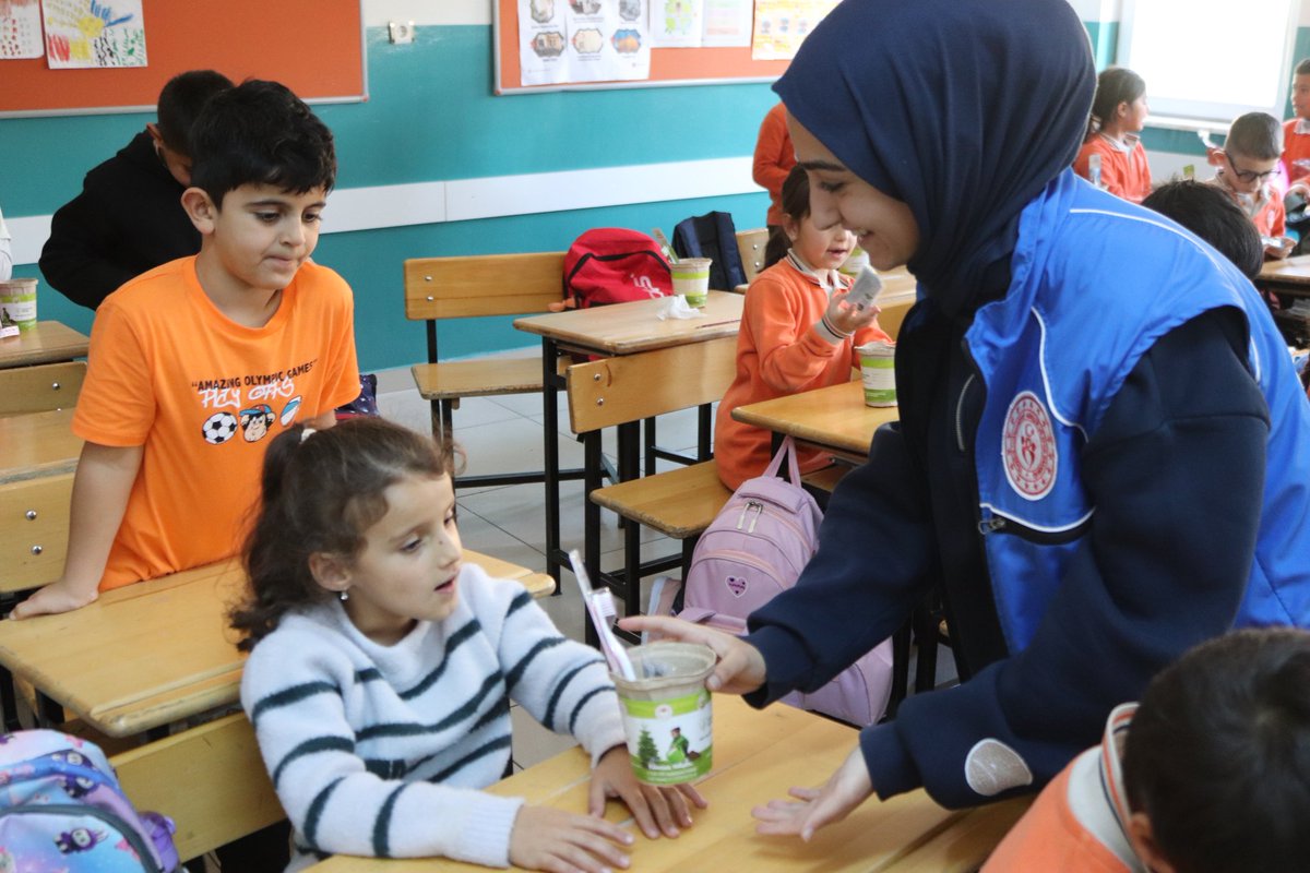 Öğrenmek ve eğlenmek için güzel bir gün daha.
Erzincan Binali Yıldırım Üniversitesi Genç Yeryüzü Doktorları Kulübü ve Üzümlü Gençlik Spor ailesi olarak  Geyikli Şehit Polis Hakan Can İlkokulunda bugün nelermi yapıldı 😊