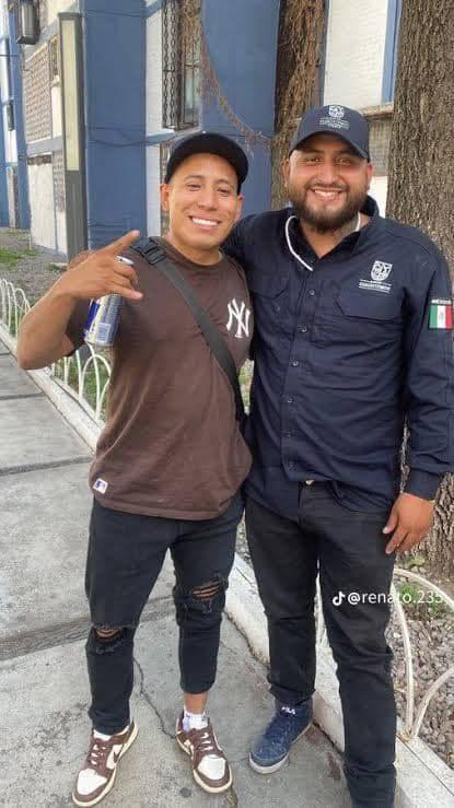 CarlosVZenteno's tweet photo. Que chistoso, ahora Yulay se encuentra muy indignado con las autoridades, pero nunca se indignó cuando posaba con este criminal de la Unión y brazo derecho de Sandra Cuevas, quien dicho sea de paso, ya está en prisión.

Tu indignación selectiva, solo te delata. @YoSoyYulay https://t.co/3Zy6cUvnbX