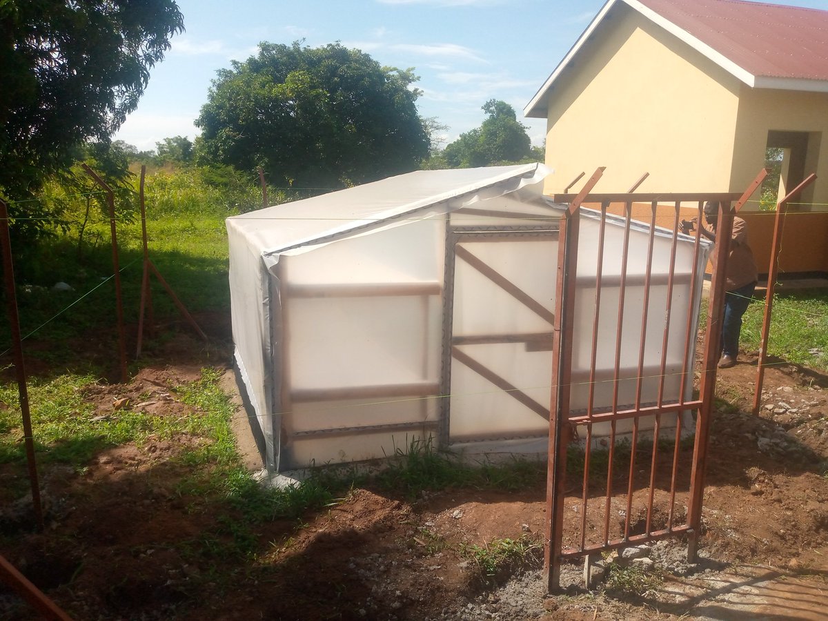 RightCohen's tweet image. IMPORTANCE OF THIS LOW-COST SOLAR DRIER:
1. Reduces post-harvest losses by protecting produce from spoilage.
2. Improves hygiene and food quality compared to open sun drying.
3. Extends shelf life through controlled moisture removal.
.........