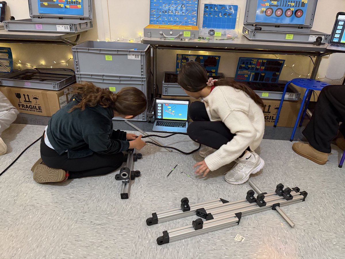 kmdunlap's tweet image. The 6th graders are busting a move on their inventors!!! 😊#fairviewadvantage #create #solveproblems #communicate #collaborate #infento @infento @FPSchools