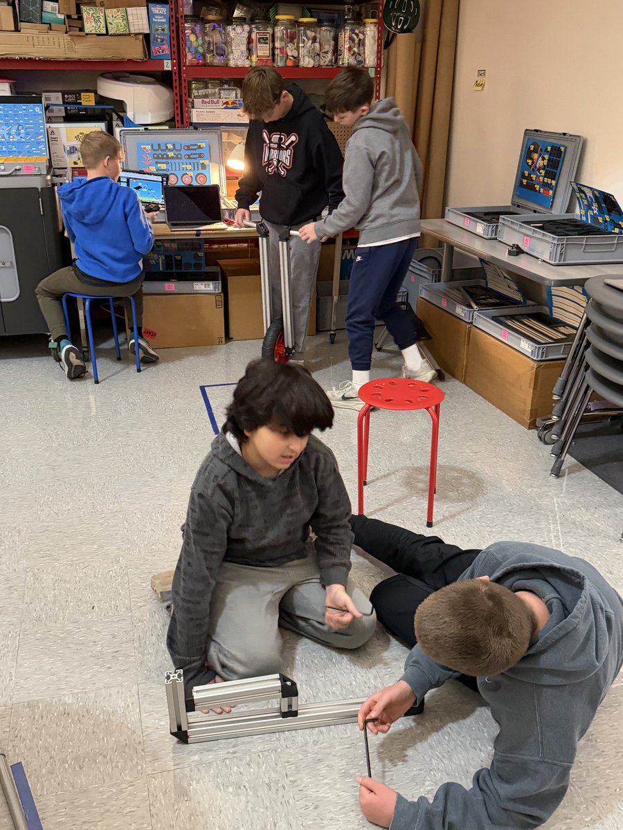 kmdunlap's tweet image. The 6th graders are busting a move on their inventors!!! 😊#fairviewadvantage #create #solveproblems #communicate #collaborate #infento @infento @FPSchools