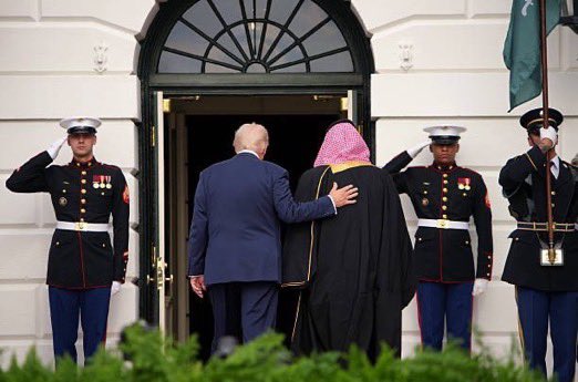 a_m9l8's tweet photo. أرادوا عزله عن العالم
حاربوه خمس سنوات كاملة
حشدوا أموالهم وإعلامهم لشن حرب عليه، ولإضعاف معنوياته، ولتخريب مشاريعه وتنمية بلاده - أهم أمة عربية

ثم ماذا حدث؟

يقف رئيس أعظم دولة في العالم دقائق طويلة ينتظر وصوله، ليس فقط ليسلم عليه ويلقي عليه التحية التي تليق بمكانته الرفيعة.
نعم يا أخي السعودي والعربي والمسلم - رجال كهؤلاء هم من نفخر بهم
هو اليوم ليس فخرًا للسعودية وحدها، ولا لشعبها وحده بل لنا جميعًا كعرب
افتخروا به وارفعوه إلى المقام الذي قدره الله له ولآبائه أكرم العرب وسيد العرب بلا منازع.
صاحب السمو الملكي الأمير محمد بن سلمان بن عبد العزيز آل سعود
 #محمد_بن_سلمان_في_واشنطن🇸🇦🇺🇸
#محمد_بن_سلمان 
#السعودية_العظمى
