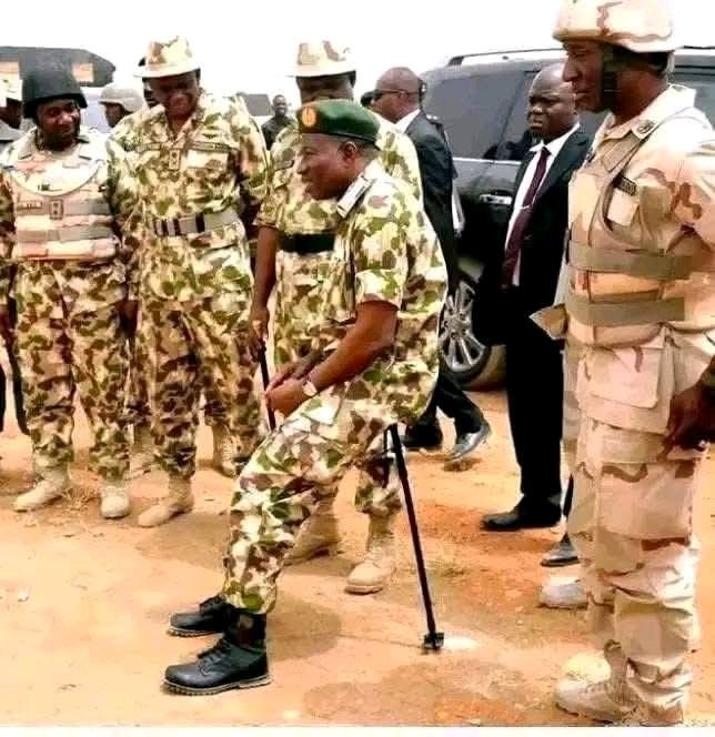 Harmless12345's tweet image. There was really a time when the president was leading the troops at the frontline... 

This period, to even get the president to comment on critical national issues na by connection. 😭