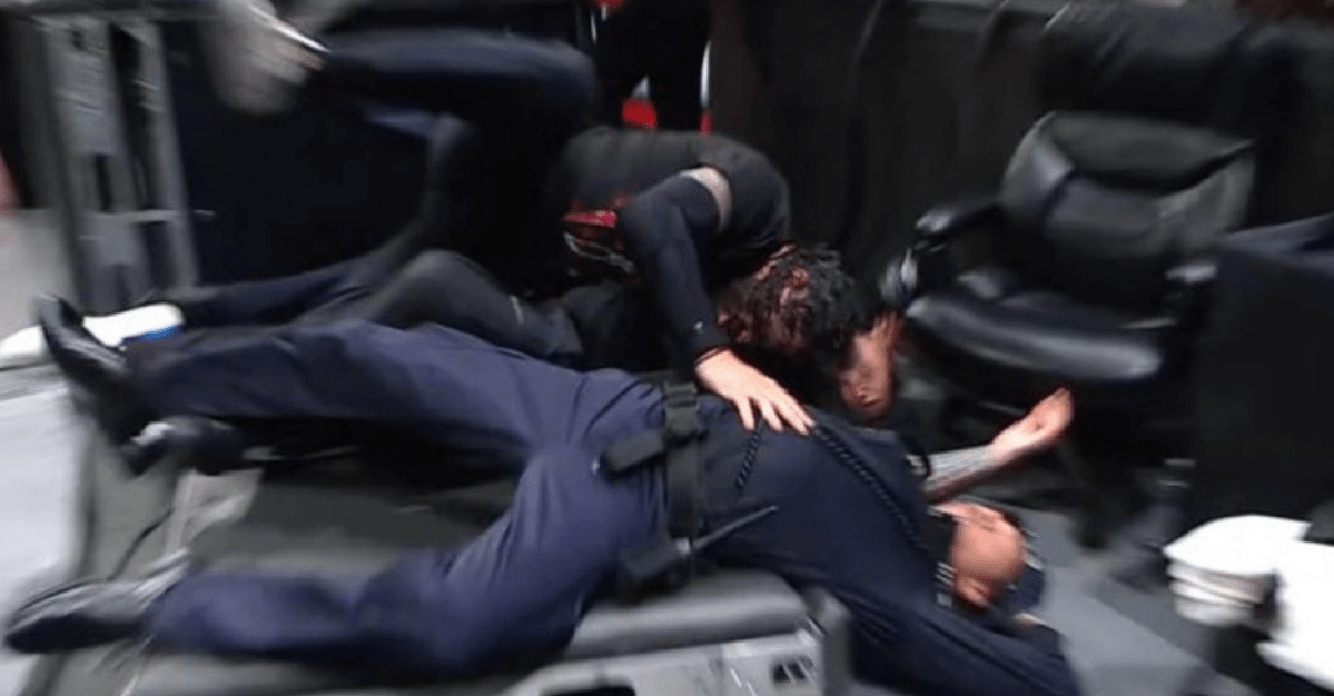 articleoutline's tweet image. Roman Reigns just speared COPS on WWE Raw, and Brock Lesnar is back! 😱🔥 The War Games match is officially on for Survivor Series! Who else can’t wait? #WWERaw #RomanReigns #BrockLesnar #SurvivorSeries #WrestlingDrama

articleoutline.com/roman-reigns-s…