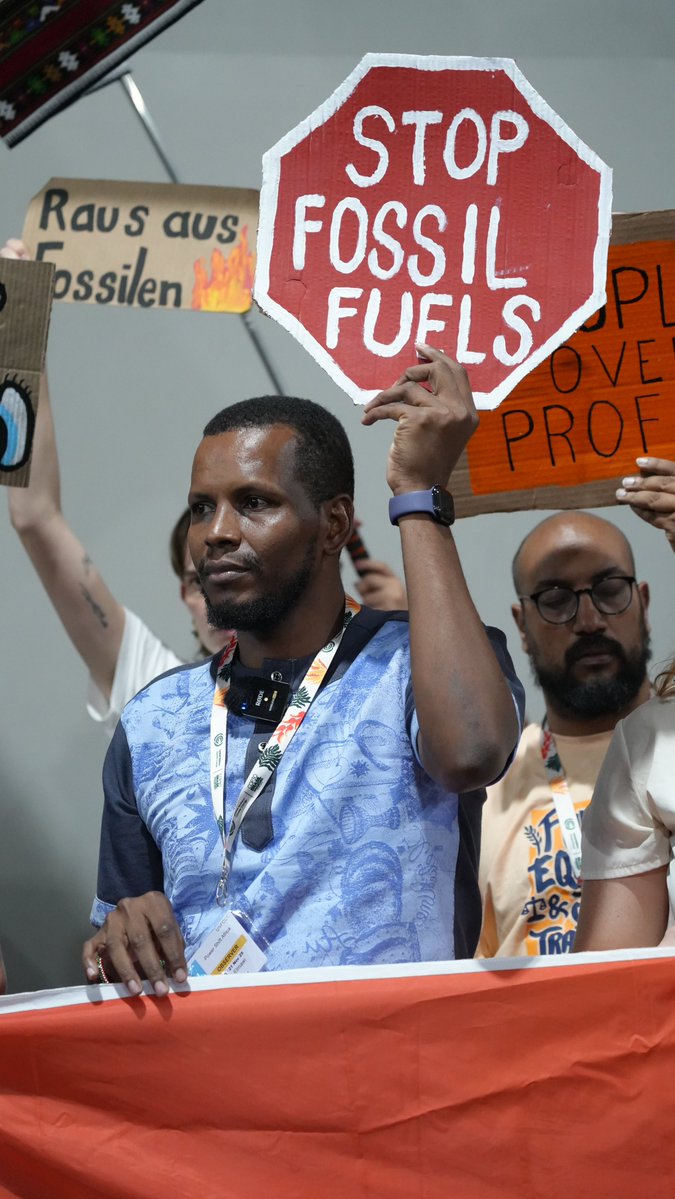 PowerShftAfrica's tweet image. Don’t Gas the Global South!

At COP30, activists called for a fast, fair, and just fossil fuel phase-out. Rich countries must stop preserving this industry for profit while billions face a climate catastrophe.  

CSOs are saying no more sacrificing communities in the name of…