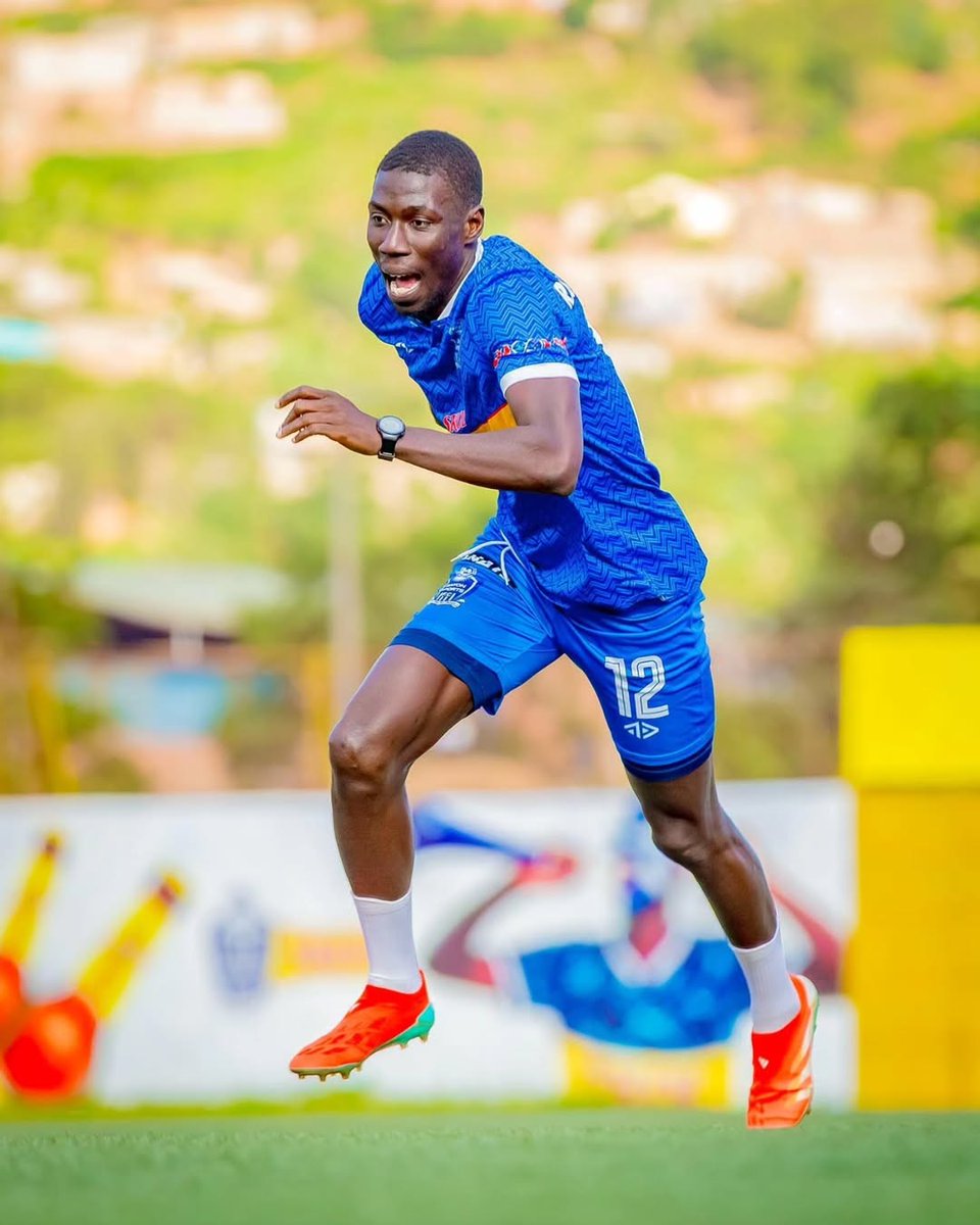 IntareTimes's tweet photo. #BREAKING NEWS: BARAJYAHE KO YAGARUTSE!!!!!
Nyuma y’amezi 10 Yicaye kubera imvune, Fall NGAGNE yagarutse mu myitozo ya #Rayon_Sports kuri uyu wa Kabiri! 📷📷 Uburyo agaruka afite ishyaka n’imbaraga bitanga icyizere gikomeye ku bakunzi ba Gikundiro.
#intaretimes
#FallNgagne https://t.co/CkX06NpE16