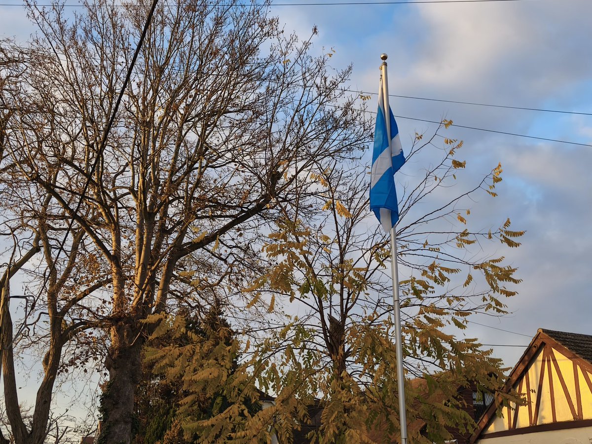 Hellooooo <a href="/robinmckelvie/">Robin McKelvie</a> - fit like ma loon? Spotted some support in darkest Essex. Super glad I bought those shares in Tennent's Lager last week 😁 Good luck! 🏴󠁧󠁢󠁳󠁣󠁴󠁿⚽