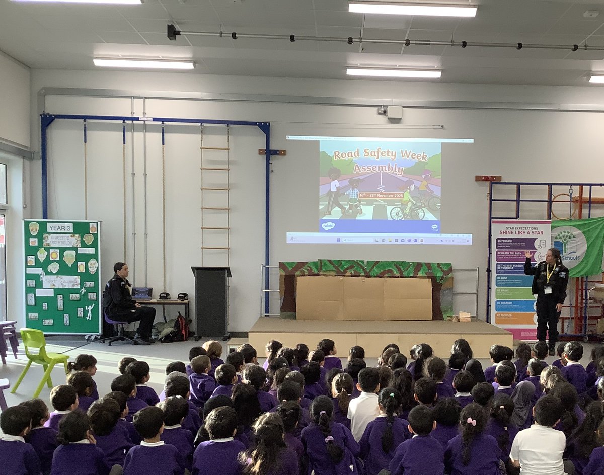 olive__preston's tweet image. Thank you so much to our local Police community support officers for talking to our children about road safety. #RoadSafetyWeek2025 #SafeVehiclesSaveLives #StopLookListen #GreenCrossCode #LifeSkills #PSHE #WeAreSTAR