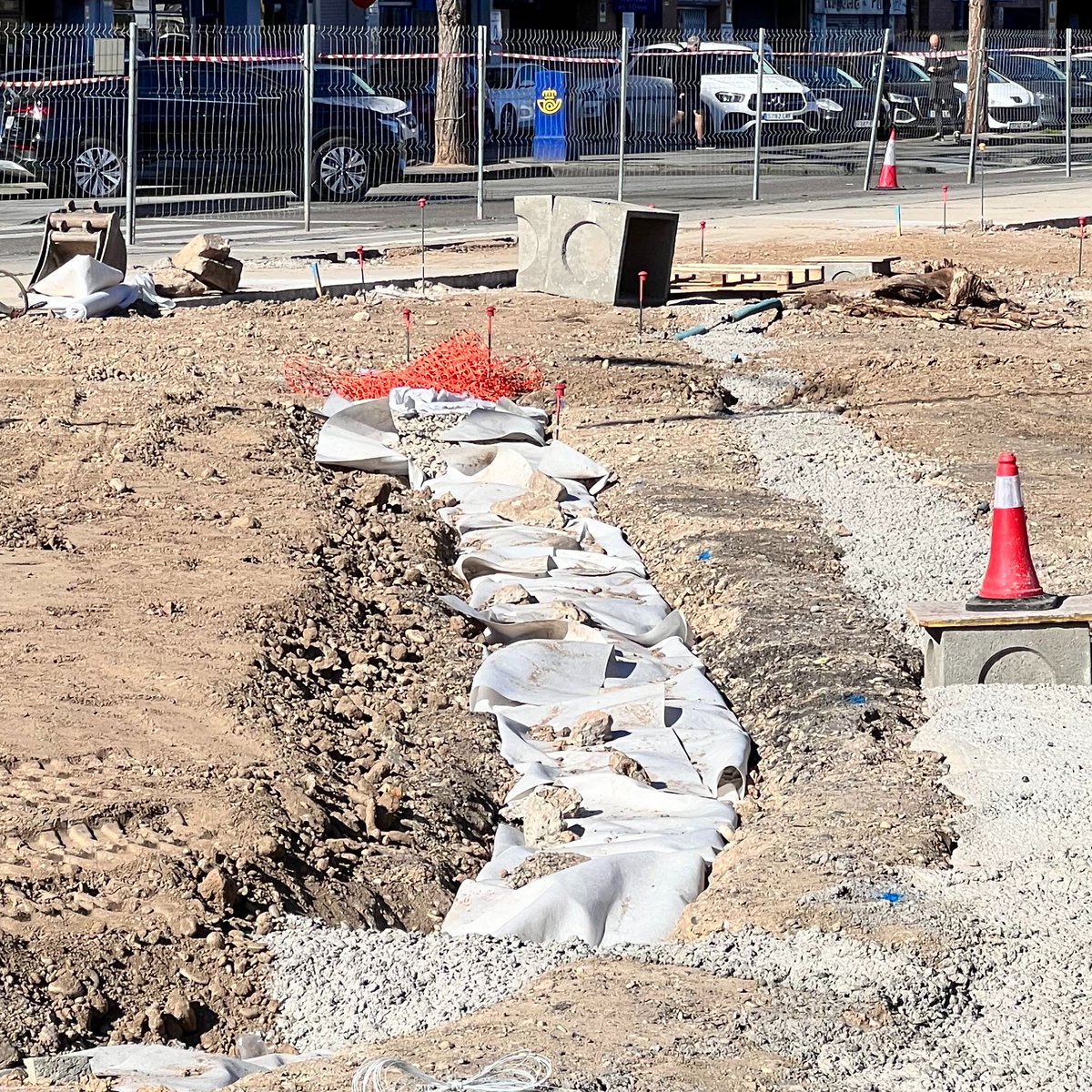 lleidaenverd's tweet image. 💧Tot i la gran transformació superficial, l’aspecte més innovador no és visible, està sota terra, amb un Sistema Urbà de Drenatge Sostenible, que suposa una manera diferent de gestionar l’aigua de pluja a la ciutat
#ProyectosPRTR #NextGenerationEU