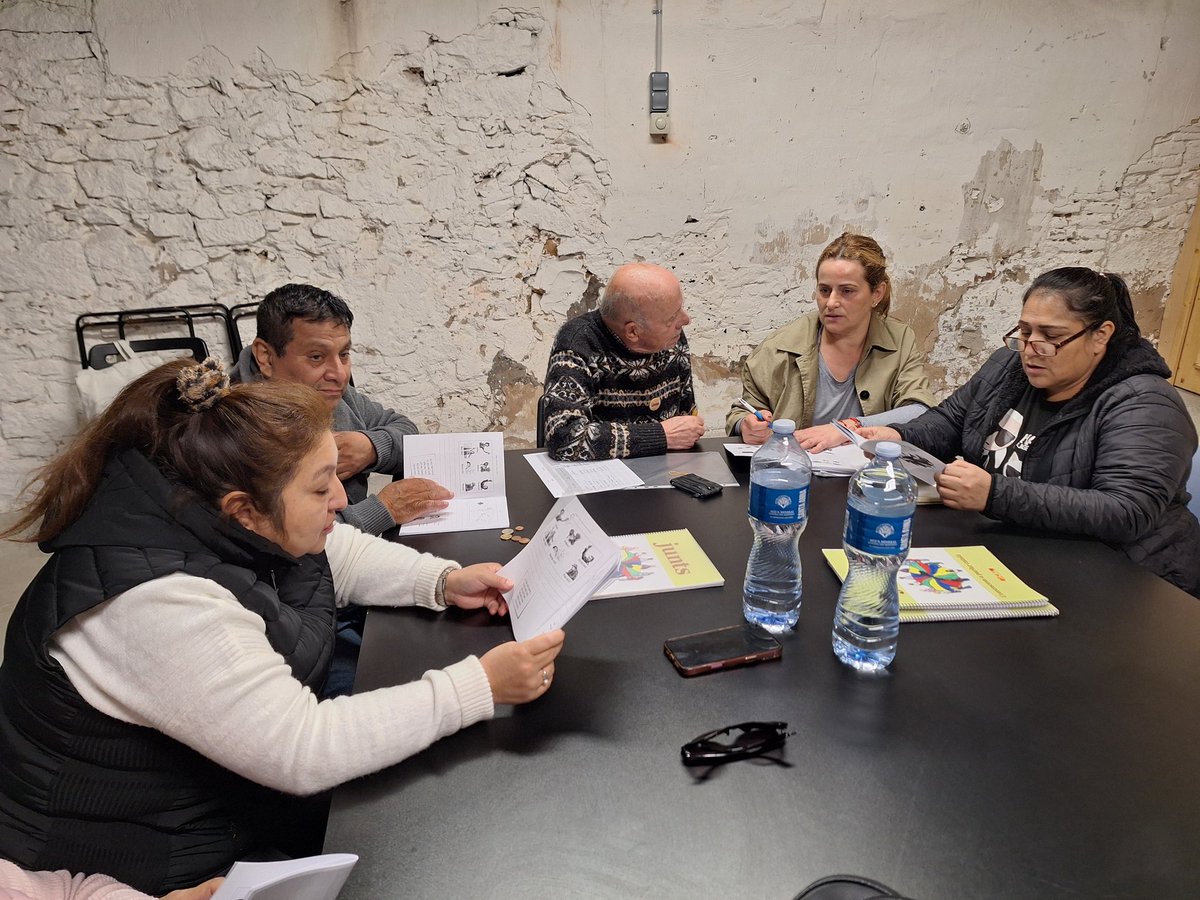 PAH_BCN's tweet image. No hi ha paraules per a expressar l&apos;alegria que sentim, avui, gràcies a La Cal, [Coordinadora d&apos;Associacions per la Llengua Catalana], ja formem part del grup &quot;Xerrem&quot;, eina imprescindible per a agafar confiança i parlar sense vergonya el català...&quot;oli amb un llum&quot; @CAL_cat 💚