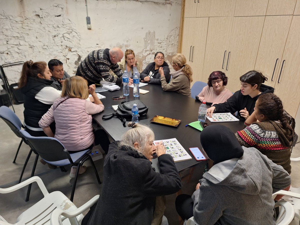 PAH_BCN's tweet image. No hi ha paraules per a expressar l&apos;alegria que sentim, avui, gràcies a La Cal, [Coordinadora d&apos;Associacions per la Llengua Catalana], ja formem part del grup &quot;Xerrem&quot;, eina imprescindible per a agafar confiança i parlar sense vergonya el català...&quot;oli amb un llum&quot; @CAL_cat 💚