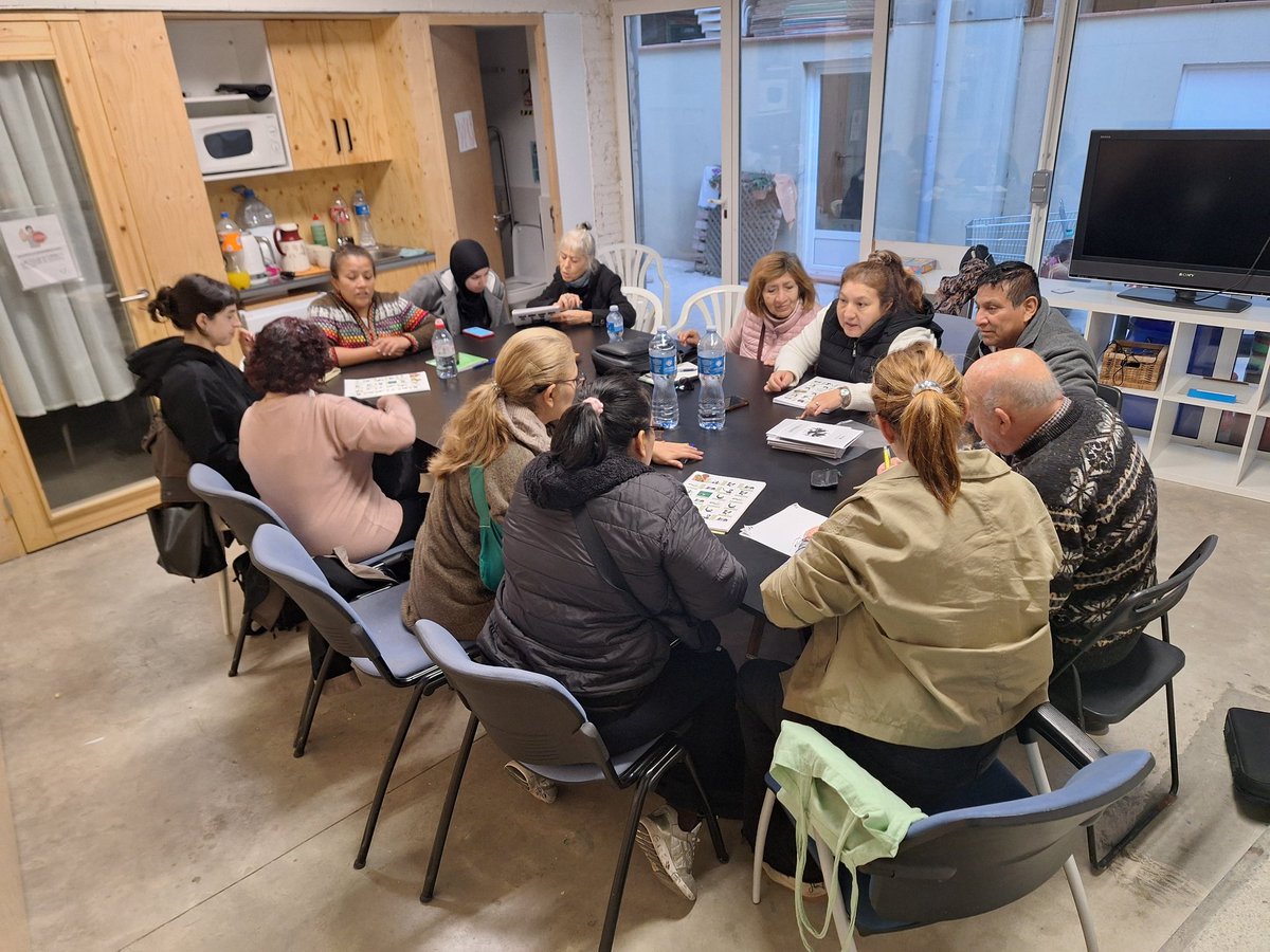 PAH_BCN's tweet image. No hi ha paraules per a expressar l&apos;alegria que sentim, avui, gràcies a La Cal, [Coordinadora d&apos;Associacions per la Llengua Catalana], ja formem part del grup &quot;Xerrem&quot;, eina imprescindible per a agafar confiança i parlar sense vergonya el català...&quot;oli amb un llum&quot; @CAL_cat 💚