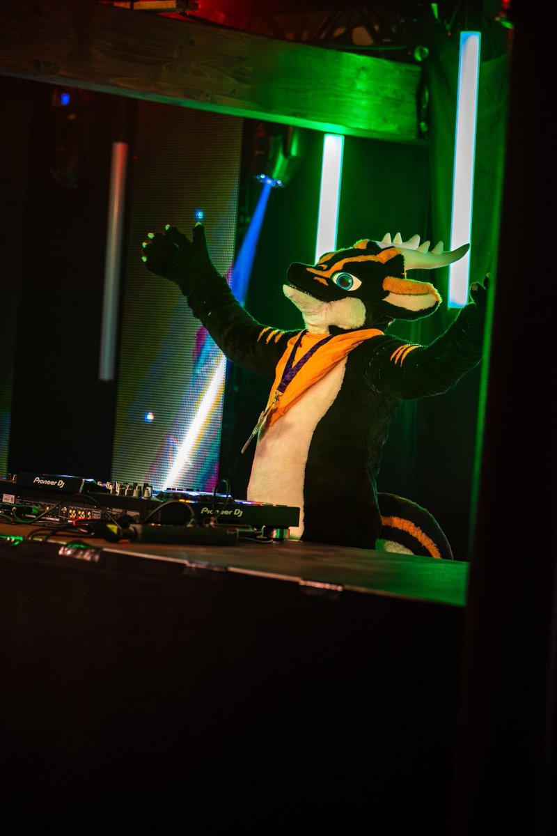 furvaria's tweet image. Die #Furvaria ist vorbei! Hier ein paar schöne Bilder vom Mondflug der #muenchnerfurs. Danke an Jiro &amp;amp; RyuxWolf für die Fotos!
Und ein großes Dankeschön an alle Helfer und Freiwilligen – besonders an die DJs Burutatsu, Ferro &amp;amp; Chajax, die die Tanzfläche zum Abheben brachten!