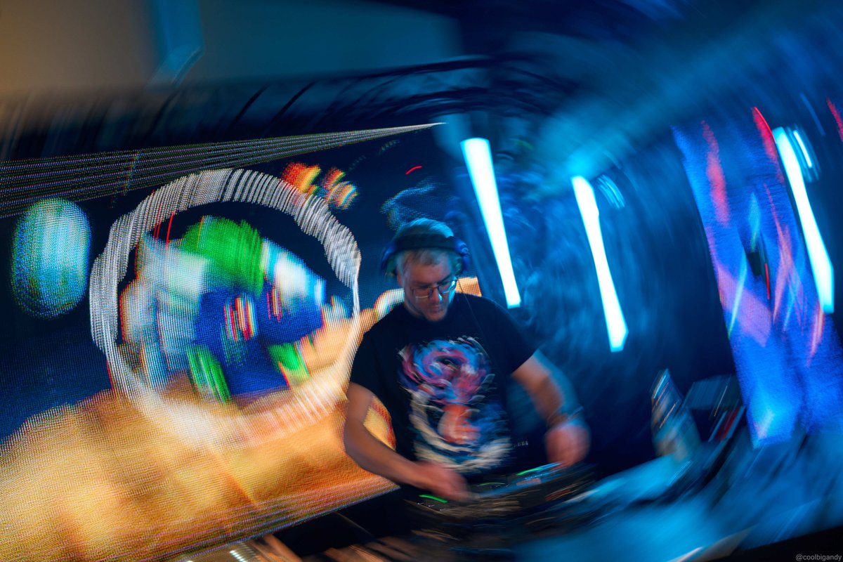 Die #Furvaria ist vorbei! Hier ein paar schöne Bilder vom Mondflug der #muenchnerfurs. Danke an Jiro &amp; RyuxWolf für die Fotos!
Und ein großes Dankeschön an alle Helfer und Freiwilligen – besonders an die DJs Burutatsu, Ferro &amp; Chajax, die die Tanzfläche zum Abheben brachten!