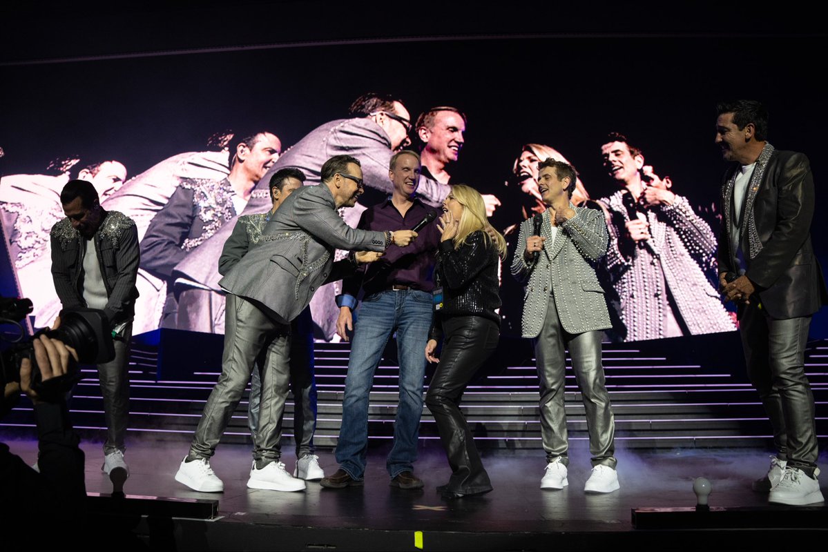 Nothing says Vegas like a surprise engagement! Wishing these two a lifetime of love, happiness….and of course The Right Stuff (we had to say it! 😘)

🤖❤️💍