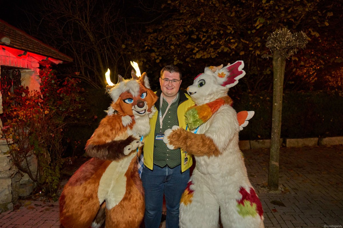 furvaria's tweet image. Die #Furvaria ist vorbei! Hier ein paar schöne Bilder vom Mondflug der #muenchnerfurs. Danke an Jiro &amp;amp; RyuxWolf für die Fotos!
Und ein großes Dankeschön an alle Helfer und Freiwilligen – besonders an die DJs Burutatsu, Ferro &amp;amp; Chajax, die die Tanzfläche zum Abheben brachten!