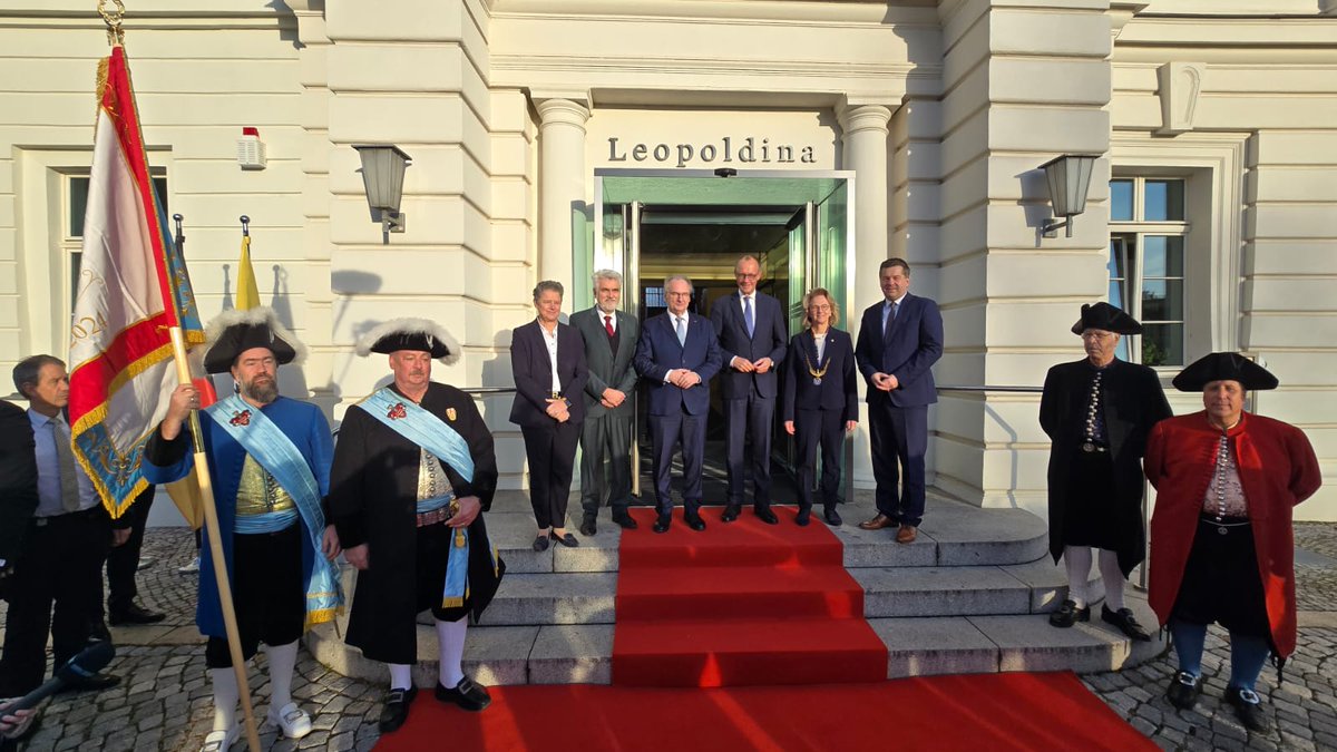 Halle (Saale) als bundespolitische Bühne durch Kanzlerbesuch Merz: Austausch über Wettbewerbsfähigkeit, medizinische Hightech, Schutz von Weihnachtsmärkten und Rentenreform

dubisthalle.de/kurzzeitige-sp…