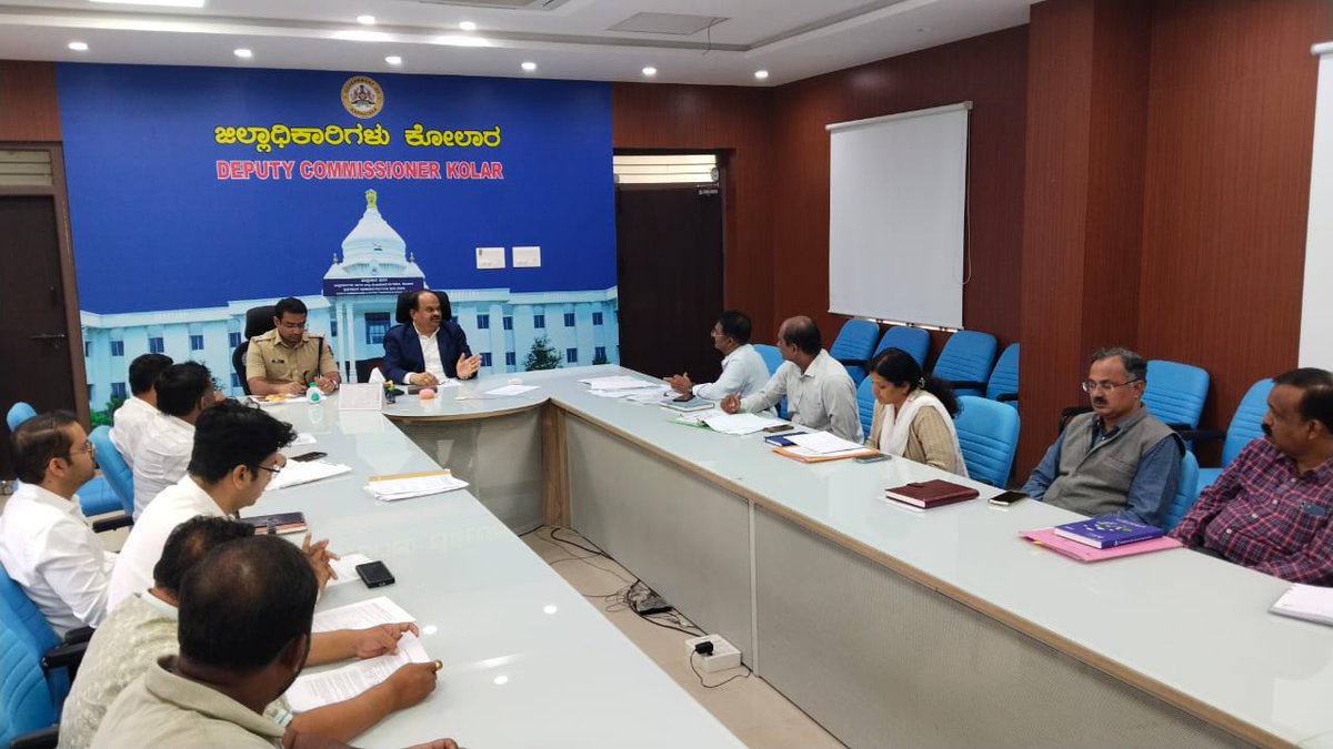 KolarPolice's tweet photo. ಇಂದು ಕೋಲಾರ ಜಿಲ್ಲೆಯ ಮಾನ್ಯ ಜಿಲ್ಲಾಧಿಕಾರಿಗಳ ಕಚೇರಿಯಲ್ಲಿ ಖಾಸಗಿ ಅಂಬುಲೆನ್ಸ್ ಗಳ ದರ ನಿಗದಿ ಪಡಿಸುವ ಬಗ್ಗೆ ನಡೆದ ಸಭೆಯಲ್ಲಿ ಭಾಗವಹಿಸಲಾಯಿತು.
#DgpKarnataka #IgpRange #karntakastatepolice #kolar #mulbagal #maluru #masthi #srinivasapura https://t.co/eevQJ0in9L