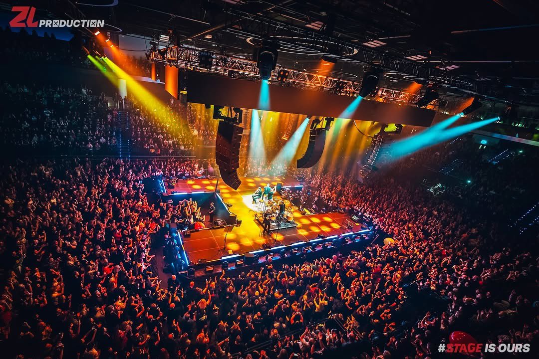 Robelighting's tweet image. Lighting up the O2 Universum for the Harlej 30th Anniversary celebration with #lightingdesigner Jiří Rouček working with the team from ZL Production &amp;amp; a rig using @Robelighting #MegaPointe, #Spiider, and #BMFL luminaires. 

#robelighting #zlproduction #concertlighting