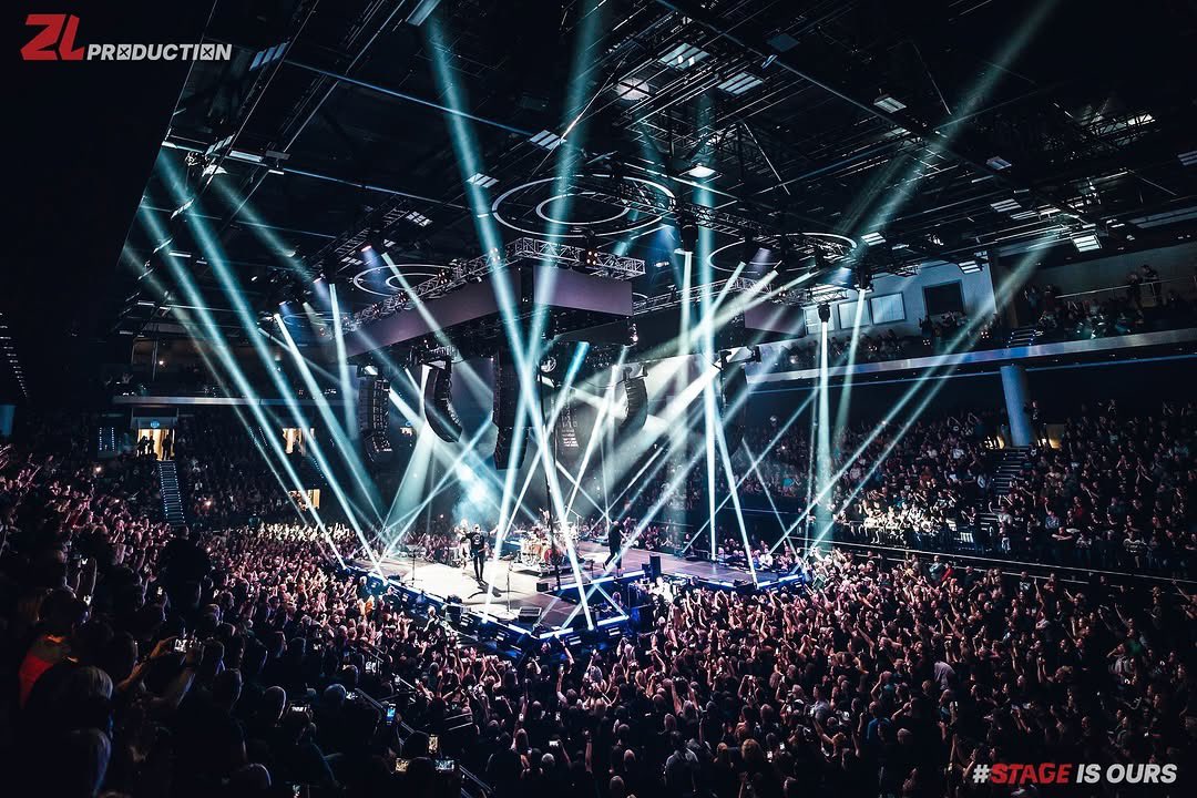 Robelighting's tweet image. Lighting up the O2 Universum for the Harlej 30th Anniversary celebration with #lightingdesigner Jiří Rouček working with the team from ZL Production &amp;amp; a rig using @Robelighting #MegaPointe, #Spiider, and #BMFL luminaires. 

#robelighting #zlproduction #concertlighting