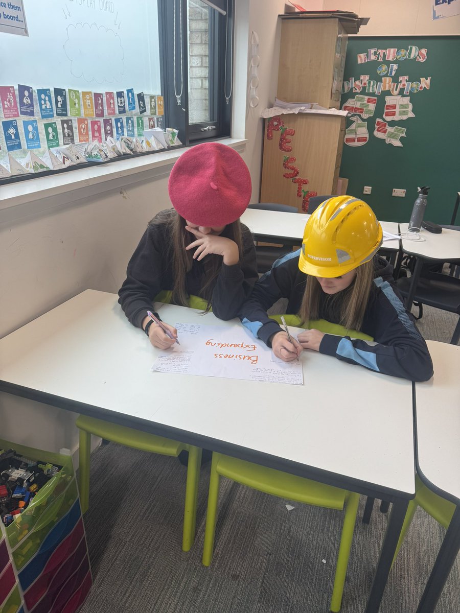 MrsNicholsonBM's tweet image. 4A ‘got into the mindset’ of a stakeholder today (aided by fashionable headwear). They discussed the interest and influence of each stakeholder as part of their prelim revision. #National5 #BusinessManagement @wlwinchburgh_ac