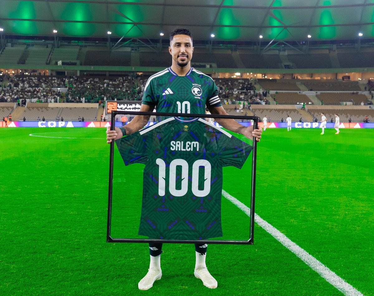 رئيس مجلس إدارة الاتحاد السعودي لكرة القدم ياسر المسحل يكرّم قائد المنتخب الوطني سالم الدوسري بمناسبة وصوله لـ 100 مباراة دولية 🇸🇦