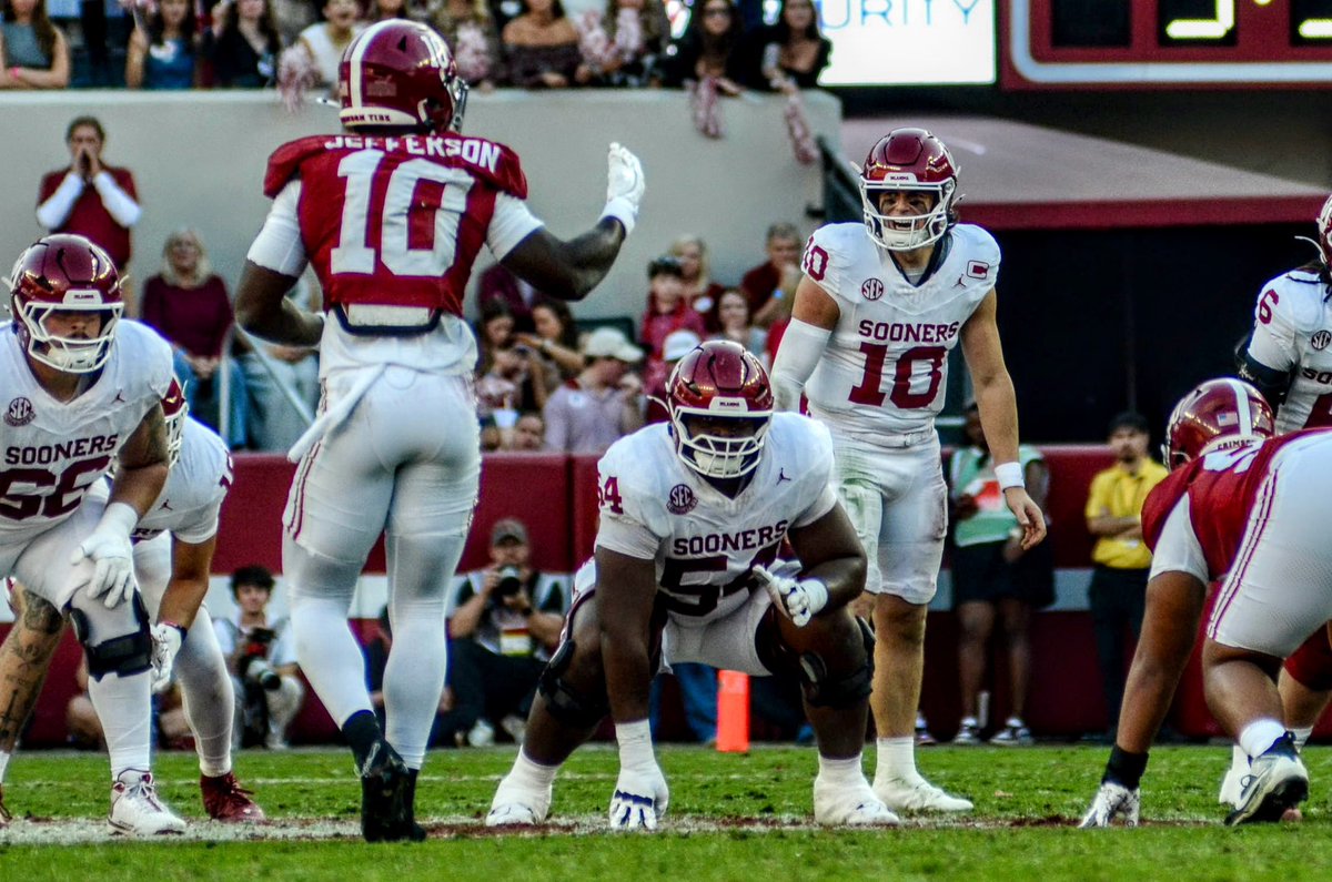 CarsonDField's tweet image. Ben Arbuckle on QB John Mateer’s less aggressive style since returning:

“He hasn’t changed the way he’s approaching it… He is a special kid. Ultimately, on every single play, he’s trying to put his team in the best position to be successful.”

#Sooners