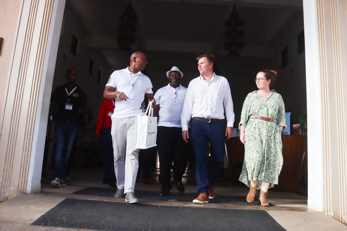 MoRadioKE's tweet photo. Na hivyo ndio tumekafunga leo pale Vipingo🤗

Tumeanzia Malindi,kuenda door to door kuwashkuru wateja wa @madisongroup_ke  na kuwapatia zawadi mbali mbali kama ishara ya kuwaenzi.

Kesho,tuko Voi kuwatembelea pia.

#LifeWithoutWorry #moradioke #WeAreIncharge https://t.co/i73SvWMbYj