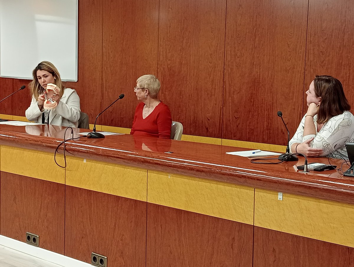 Comença la 3a sessió del cicle per apropar la importància de la #salut bucodental des d'una mirada professional i personal trencant mites i aportant coneixement 

Continua així l'èxit d'assistència de les #AulesSalut, avui també amb molts alumnes de l'Institut Xaloc de #Badalona