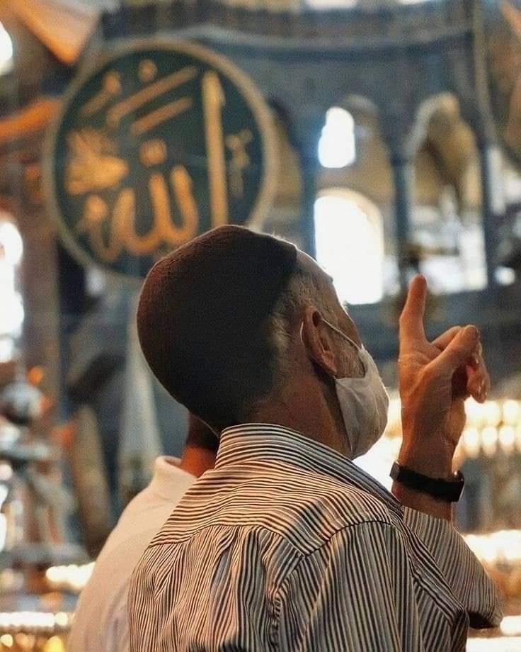 '
وإنّي لأرجُـو اللهَ حتّى كأنّني

أرى بجميلِ الظّنِّ ما اللهُ صانعُ*
.
#بوح_الصورة 
#القائد_الملهم 
#السعودية