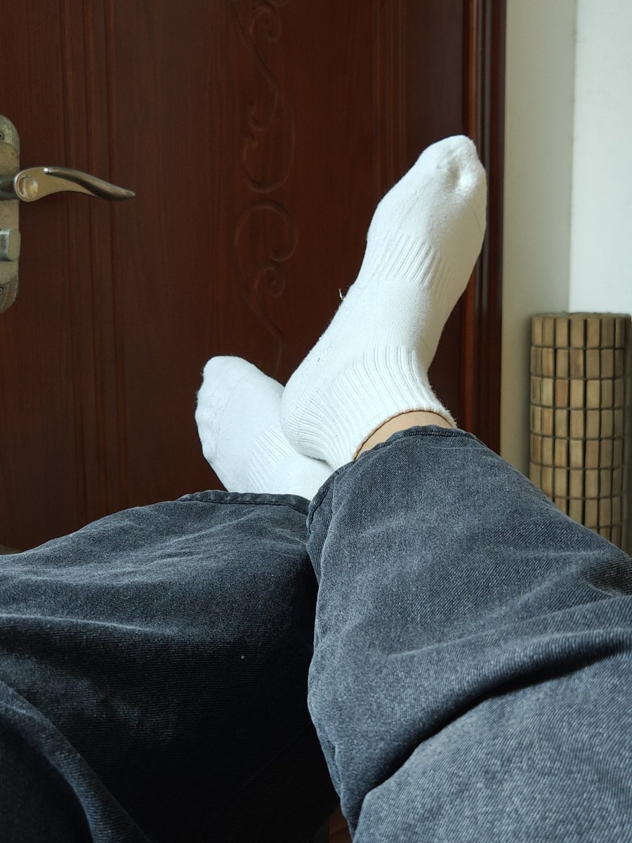 好的，夏天过去了，冬天来了，那就发点白袜吧