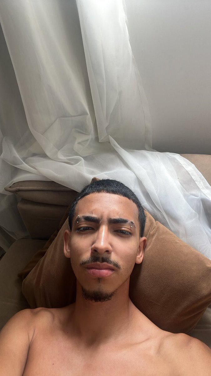 nicolleegb's tweet image. ela chamou ele pq não dá pra chamar você de gostoso né