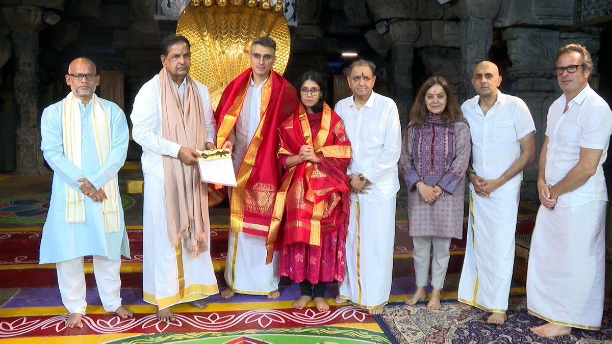 GUMMALLALAKSHM3's tweet image. Andhra Pradesh Tirumala 
Rs.2 Crore Donation to #TTD

Heartfelt thanks to #HCLTechnologies Chairperson #Smt.RoshniNadar for donating ₹2 crore to the TTD BIRRD Trust today.

TTD Additional EO Sri Ch. Venkaiah Chowdary was also present during the occasion.