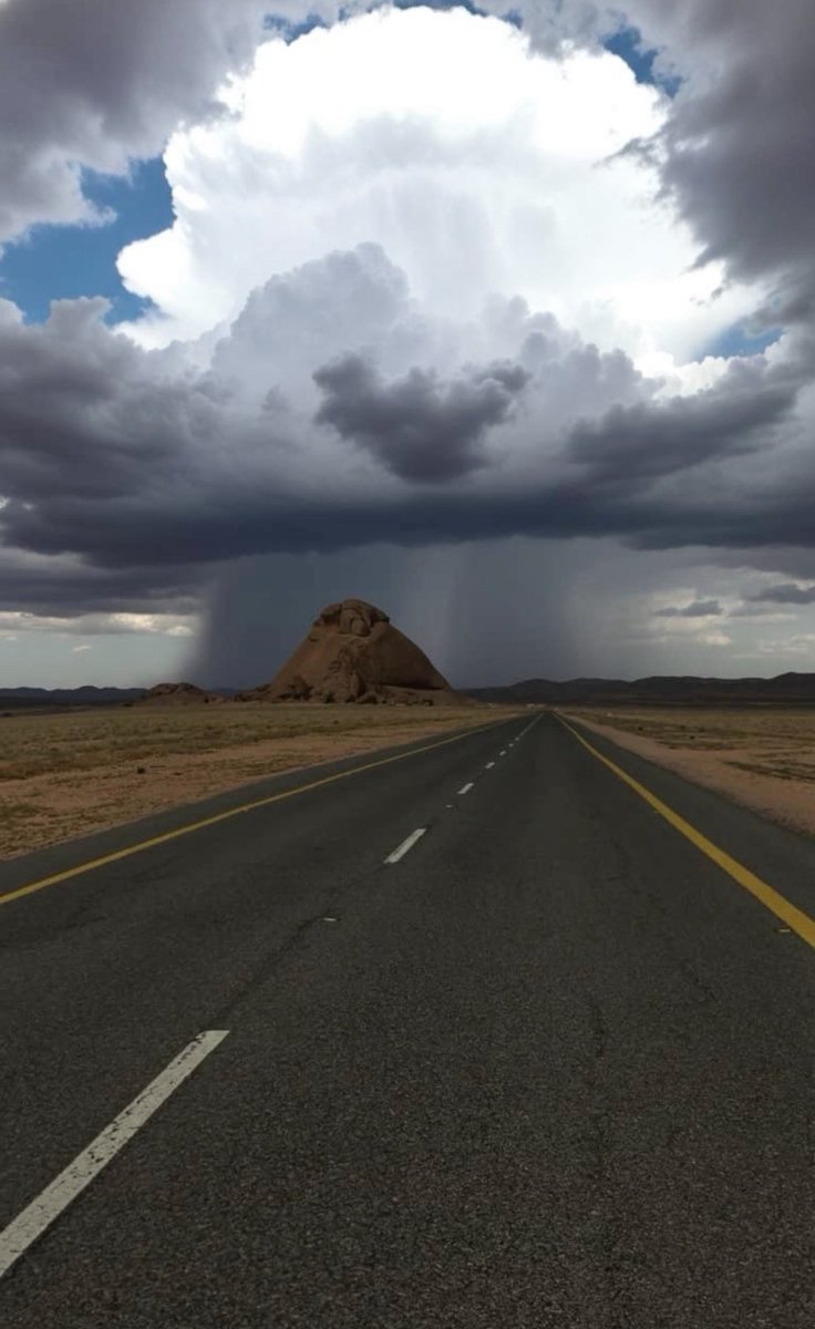 '
مَطَرٌ يُهادينا الحياةَ فترتوي

          أرواحُنا قبلَ ارتواءِ الأوديةْ*
.
#بوح_الصورة 
#صوت_المطر