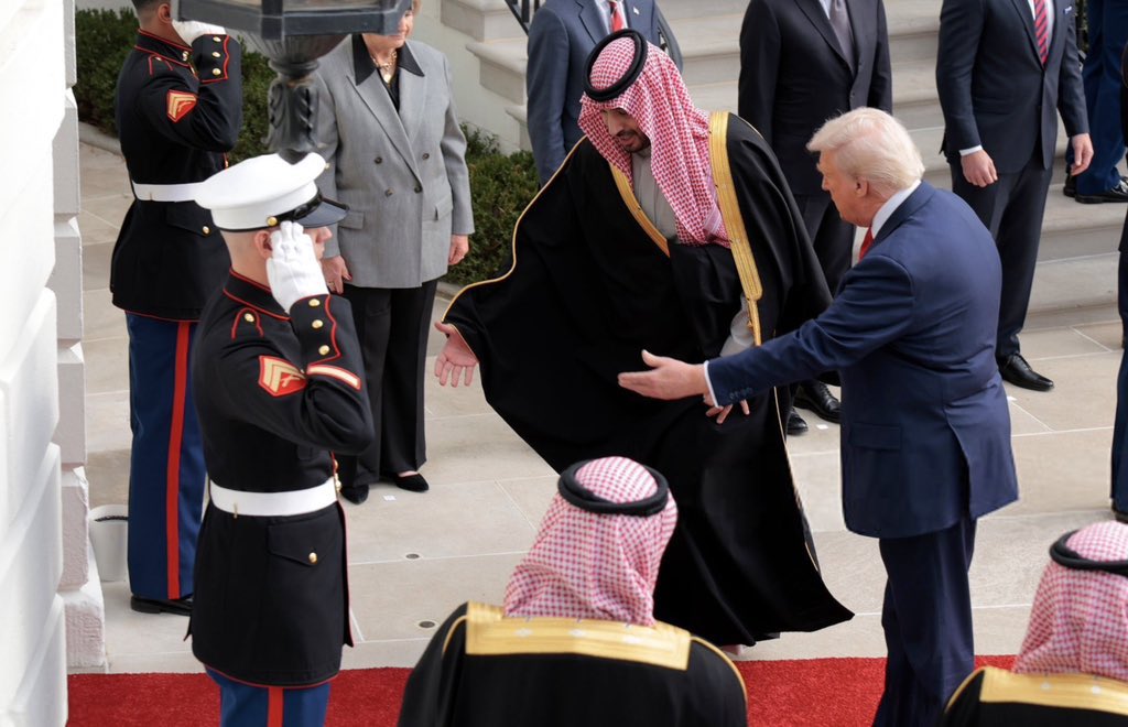 استقبال الرئيس الأميركي لولي العهد يختصر مكانة قائد بات حضوره جزءًا من حسابات القوى الدولية، وصوتًا تُبنى حوله موازين المرحلة المقبلة.
 #محمد_بن_سلمان_في_واشنطن