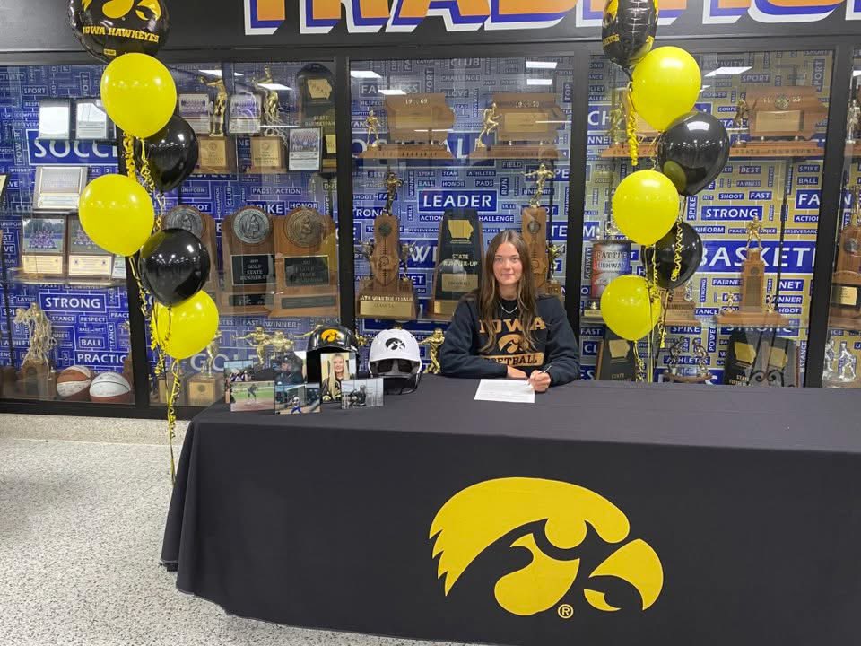 977theboltfm's tweet photo. 🥎OPHEIM SIGNS WITH IOWA SOFTBALL🥎
Humboldt senior Paige Opheim (INF) signed her letter of intent to play softball at the University of Iowa in front of family, former coaches, &amp; friends on Nov. 12. She will study Exercise Science with plans to go into physical therapy. #iahssb https://t.co/3A76qxGNXS
