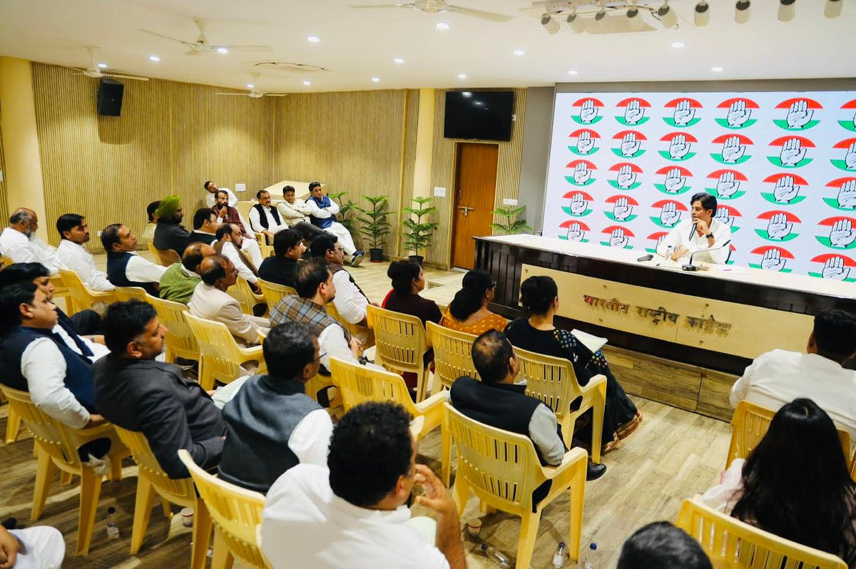 राष्ट्रीय चेयरमैन अल्पसंख्यक विभाग सह राज्यसभा सांसद जनाब इमरान प्रतापगढ़ी साहब के नेतृत्व में अल्पसंख्यक विभाग के द्वारा आज 24 अकबर रोड AICC में एक समीक्षा बैठक का आयोजन किया गया जिसमें विगत चुनाव एवं आगामी चुनावों को लेकर गम्भीर चर्चा हुई।
<a href="/ShayarImran/">Imran Pratapgarhi</a> <a href="/INCMinority/">Congress, Minority Department</a> <a href="/INCIndia/">Congress</a>