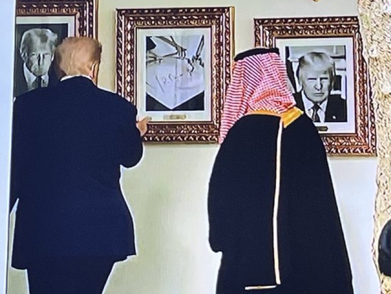 saras76's tweet photo. My favorite pic of the day so far 🤣 https://t.co/uAru1BaT1U