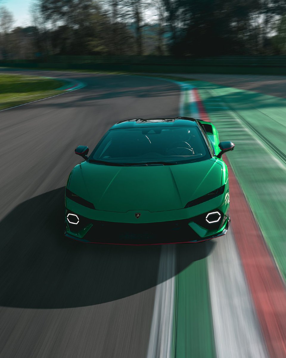 Lamborghini's tweet image. It never hides its nature. Here is Lamborghini Temerario: an authentic Fuoriclasse that takes our vision into the future.

#Lamborghini #Temerario #YouCantHideWhoYouAre