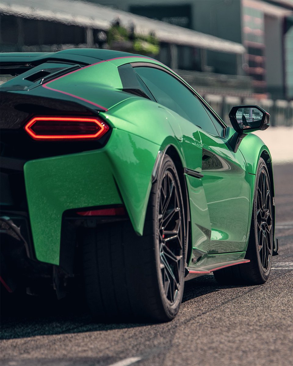 Lamborghini's tweet image. It never hides its nature. Here is Lamborghini Temerario: an authentic Fuoriclasse that takes our vision into the future.

#Lamborghini #Temerario #YouCantHideWhoYouAre