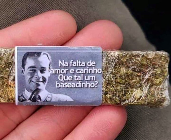 EuFumoUm's tweet image. Na falta de amor e carinho