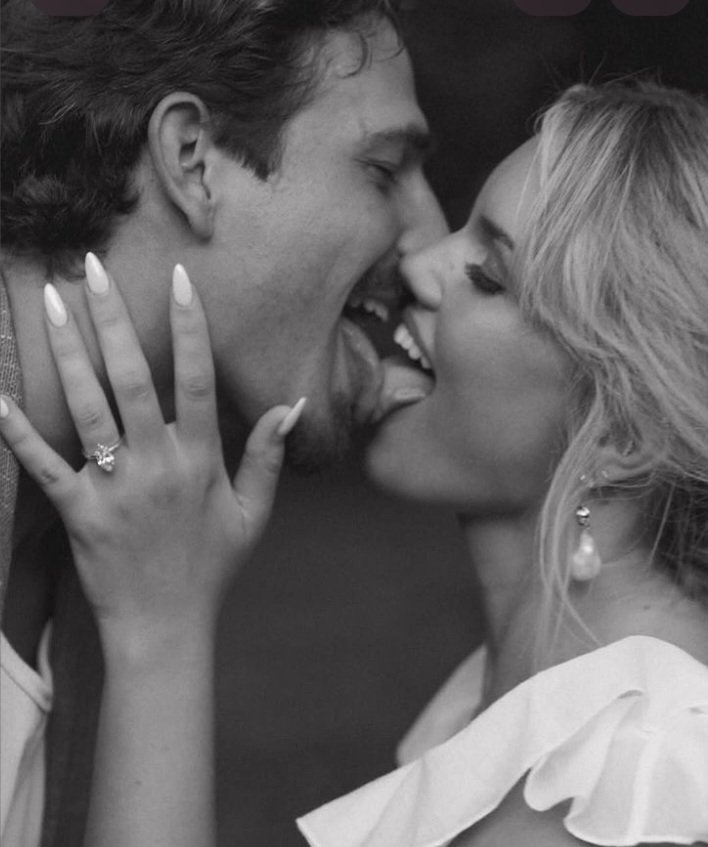 Eramos dos bocetos imperfectos  llenos de sonrisas y besos.
Porque, tu y yo, 
nunca quisimos 
ser un puto dibujo perfecto.