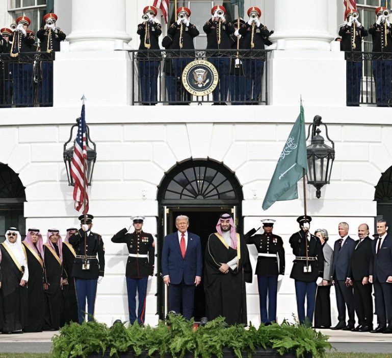 الزيارة لخّصت المرحلة: السعودية تقود… والآخرون يواكبون

 #محمد_بن_سلمان_في_واشنطن