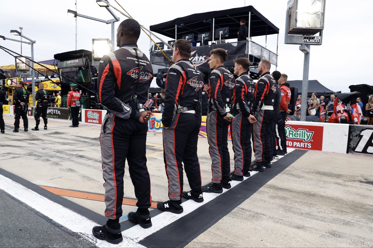 HYAKMotorsports's tweet photo. Pit crew ❤️ https://t.co/dRXANhiFdj