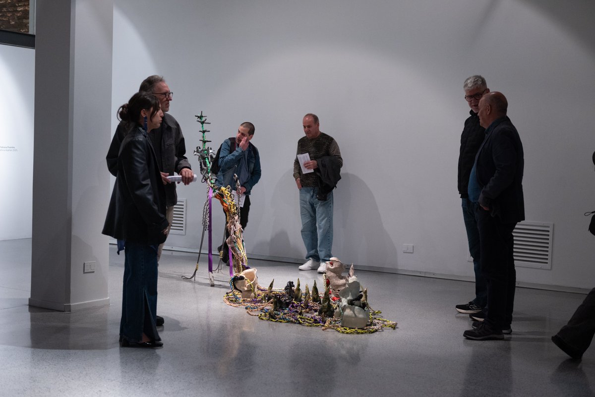 #Exposición Resonancias desde el abismo 

Una muestra donde formas, lenguajes y materialidades se transforman y expanden lo visible.
Curaduría de Fabiana Puentes, con obras que vibran como criaturas que iluminan la oscuridad con su propio pulso.

+info: bit.ly/44jjPt1